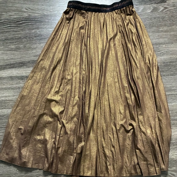 Never Worn . Gold Pleated Maxi Skirt. Size Small - Picture 2 of 2